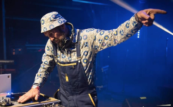 23:15 DJ BOB