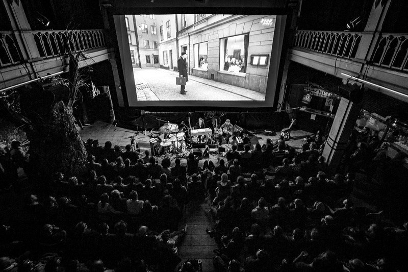 Ciné-Concert: Emilie Zoé, Christian Garcia-Gaucher & Nicolas Pittet zu Roy Anderssons «A Pigeon Sat on a Branch Reflecting on Existence»