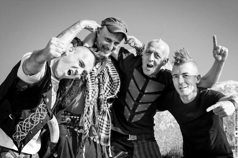 LES RAMONEURS DE MENHIRS (F) + COAL BLACK HORSES (CH)