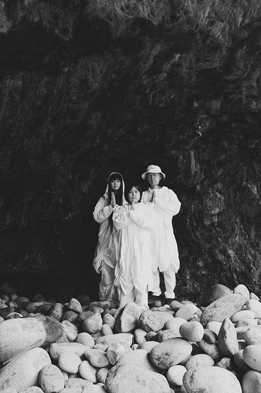 TENGGER + FOREVER OVERHEAD + projection “A Month of Single Frames”